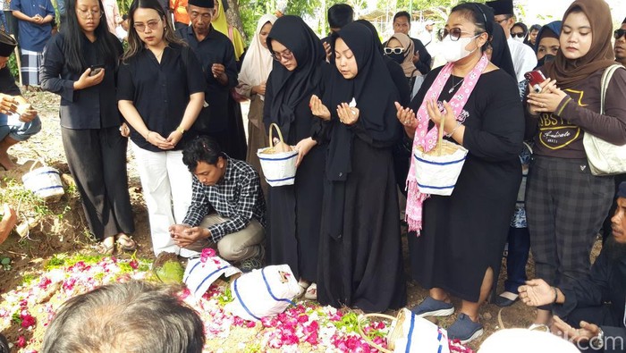 Jenazah penyanyi dan pencipta lagu, Cak Diqin, telah dimakamkan di Boyolali, Jumat (10/11/2023).