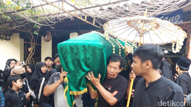 Jenazah penyanyi dan pencipta lagu, Cak Diqin, telah dimakamkan di Boyolali, Jumat (10/11/2023).