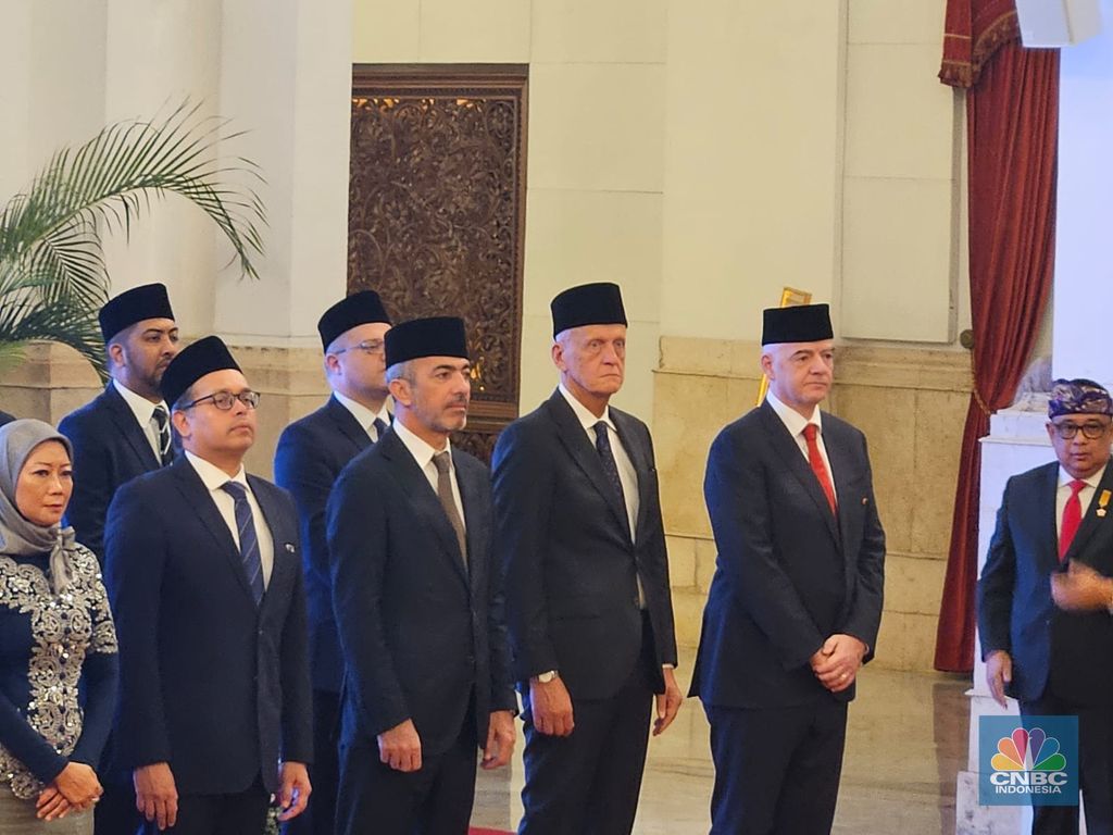 Jokowi beri gelar pahlawan ke Presiden FIFA