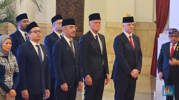 Jokowi beri gelar pahlawan ke Presiden FIFA