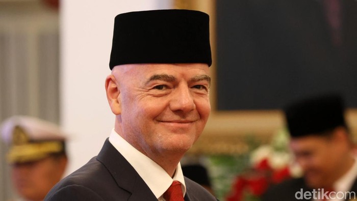Jokowi Beri Bintang Jasa Pratama ke Presiden FIFA Presiden Joko Widodo (Jokowi) memberikan penganugerahan tanda kehormatan bintang jasa ke Presiden FIFA Gianni Infantino di Istana Negara, Jakarta, Jumat (10/11/2023). Gianni mendapat tanda Bintang Jasa Pratama atas jasa-jasanya pada persepakbolaan Indonesia.