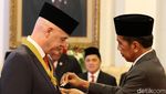 Jokowi Beri Bintang Jasa Pratama ke Presiden FIFA