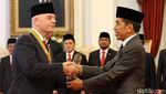 Jokowi Beri Bintang Jasa Pratama ke Presiden FIFA