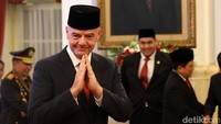 Pemberian tanda jasa kepada warga negara asing ini juga bukan yang pertama kali. Sebelumnya, Indonesia juga pernah memberikan anugerah kepada jenderal Filipina yang membantu Indonesia dalam pembebasan sandera Abu Sayyaf.  