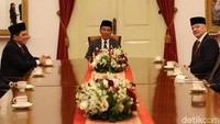 Sebelum pemberian anugerah, Jokowi dan Gianni sempat berbincang dengan penuh keakraban di sebuah ruangan di Istana Negara.  