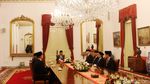 Jokowi Beri Bintang Jasa Pratama ke Presiden FIFA