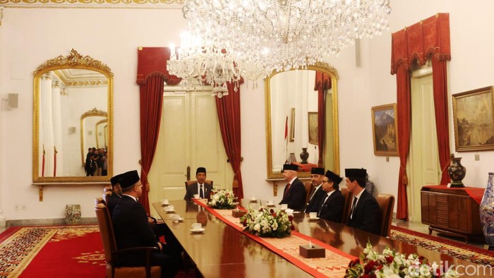 Jokowi Beri Bintang Jasa Pratama ke Presiden FIFA Presiden Joko Widodo (Jokowi) memberikan penganugerahan tanda kehormatan bintang jasa ke Presiden FIFA Gianni Infantino di Istana Negara, Jakarta, Jumat (10/11/2023). Gianni mendapat tanda Bintang Jasa Pratama atas jasa-jasanya pada persepakbolaan Indonesia.