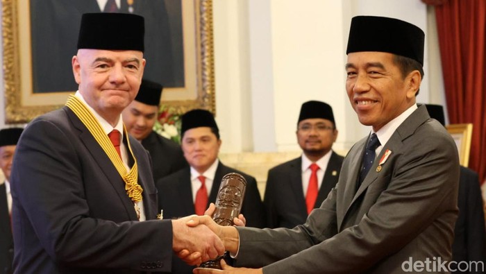 Presiden Joko Widodo (Jokowi) memberikan penganugerahan tanda kehormatan bintang jasa ke Presiden FIFA Gianni Infantino di Istana Negara, Jakarta, Jumat (10/11/2023). Gianni mendapat tanda Bintang Jasa Pratama atas jasa-jasanya pada persepakbolaan Indonesia.
