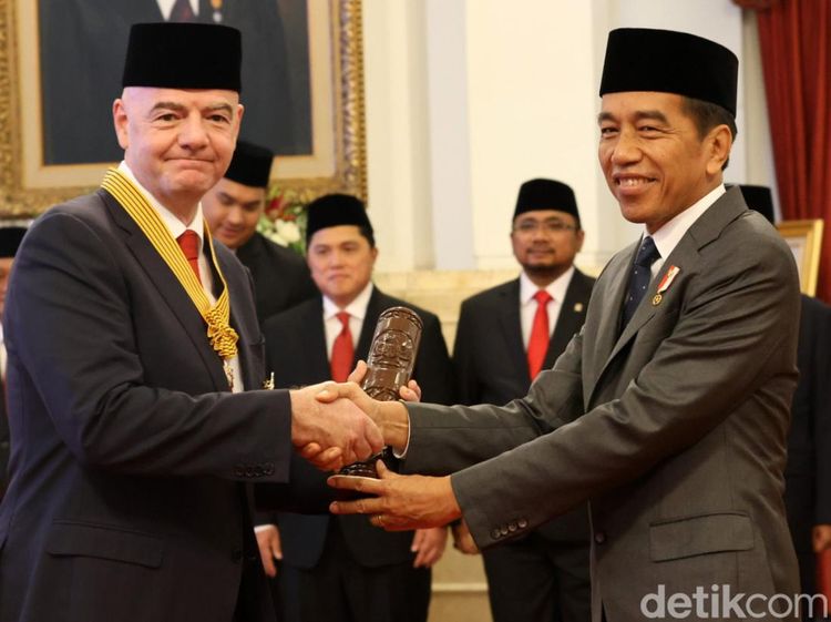 Jokowi Beri Bintang Jasa Pratama ke Presiden FIFA