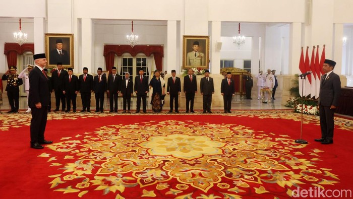 Jokowi Beri Bintang Jasa Pratama ke Presiden FIFA Presiden Joko Widodo (Jokowi) memberikan penganugerahan tanda kehormatan bintang jasa ke Presiden FIFA Gianni Infantino di Istana Negara, Jakarta, Jumat (10/11/2023). Gianni mendapat tanda Bintang Jasa Pratama atas jasa-jasanya pada persepakbolaan Indonesia.