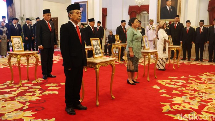 Jokowi Berikan Gelar Pahlawan Nasional Kepada 6 Tokoh Pemerintah memberikan gelar Pahlawan Nasional ke-6 tokoh. Presiden Joko Widodo (Jokowi) memberikan langsung gelar tersebut kepada perwakilan keluarga di Istana Negara, Jumat (10/11/2023). Enam tokoh yang mendapat gelar pahlawan adalah almarhum Ida Dewa Agung Jambe, almarhum Bataha Santiago, almarhum M Tabrani, almarhum Ratu Kalinyamat, almarhum KH Abdul Chalim, dan almarhum KH Ahmad Hanafiah.