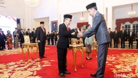 Penganugerahan itu diterima oleh perwakilan dari masing-masing keluarga keenam tokoh yang hadir di Istana Negara.  