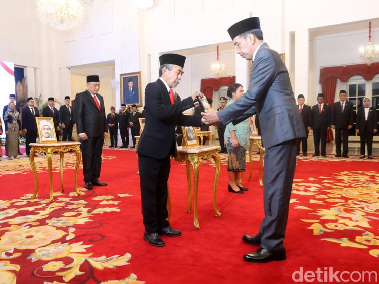 Jokowi Berikan Gelar Pahlawan Nasional Kepada 6 Tokoh