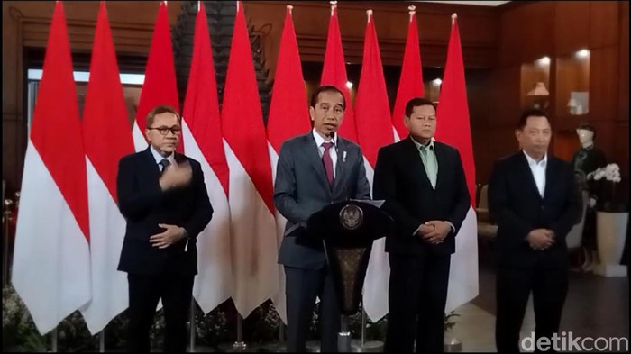 Jokowi saat berada di Ruang VIP Bandara Internasional Juanda Surabaya.
