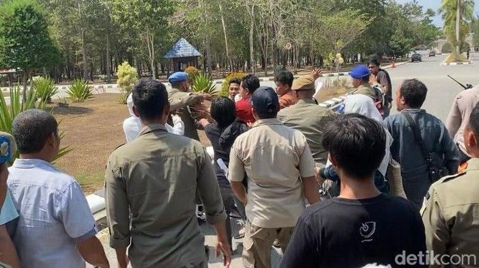 Demo copot Dirut Bank Sultra di Kantor Gubernur Sulawesi Tenggara memanas.