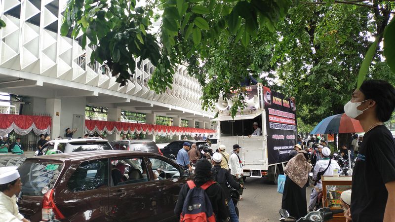 Kemacetan lalu lintas di sekitar Mabes Polri, Jaksel, akibat adanya long march penolakan konser Coldplay, Jumat (10/11/2023).