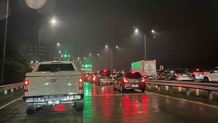 Kemacetan Tol Desari jelang Gerabang Krukut 3.