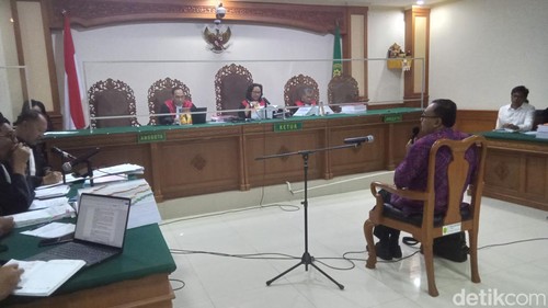 Kepala Biro Akademik Unud IGN Indra Kecapa menjalani sidang sebagai saksi di PN Tipikor Denpasar, Jumat (10/11/2023). (Aryo Mahendro)