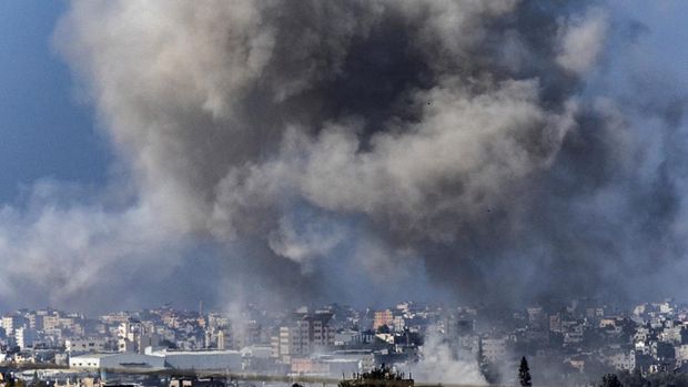 Kepulan asap saat terjadinya konflik yang sedang berlangsung antara Israel dan kelompok Palestina Hamas di Jalur Gaza, Jumat (10/11/2023). (REUTERS/Evelyn Hockstein)