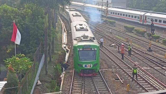 Kereta feeder anjlok di Stasiun Bandung pada Jumat (10/11/2023) pagi.