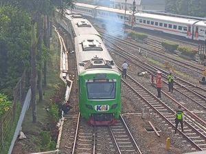 Rangkaian Kereta Feeder Sempat Anjlok di Stasiun Bandung