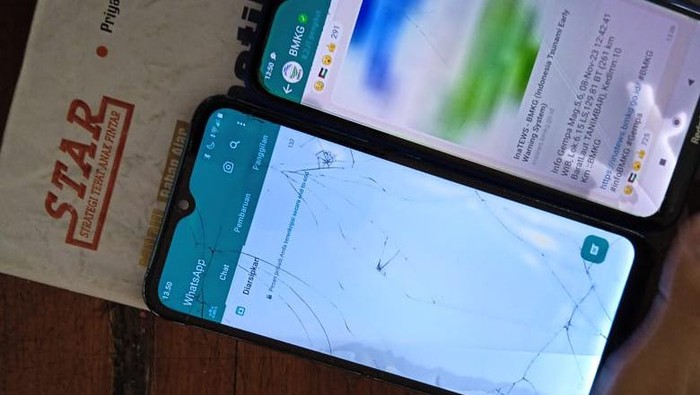 Kondisi handphone pelajar Bojonegoro yang rusak disiram air oleh oknum guru