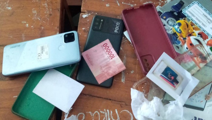 Kondisi handphone pelajar Bojonegoro yang rusak disiram air oleh oknum guru