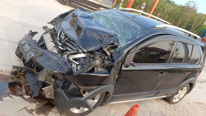 Kondisi Nissa Livina yang ringsek di bagian depan usai seruduk Gran Max di Gerbang Tol Prabumulih