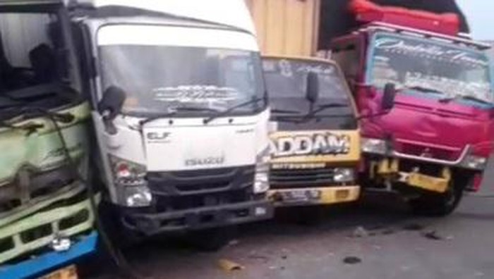 Kondisi truk yang mengalami tabrakan beruntun di Cirebon pada Jumat (10/11/2023)