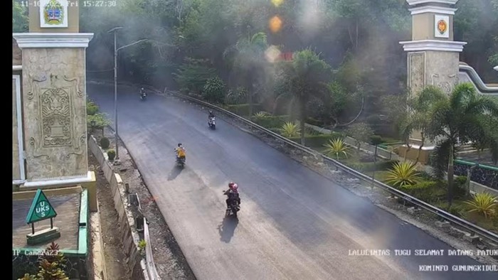 Tangkap layar CCTV Diskominfo Gunungkidul di Tugu Selamat Datang Patuk pukul 15.27 WIB, Jumat (10/11/2023).