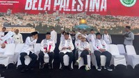Sederet pejabat dan Yaqut Cholil Qoumas duduk bersama pada Aksi Bela Palestina, Minggu pagi di area Monas Jakarta.