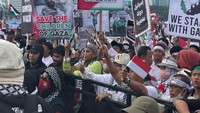 Ratusan ribu masa aksi yang hadir membanjiri area Monumen Nasional (Monas) Jakarta dengan membawa berbagai atribut bertemakan Palestina.