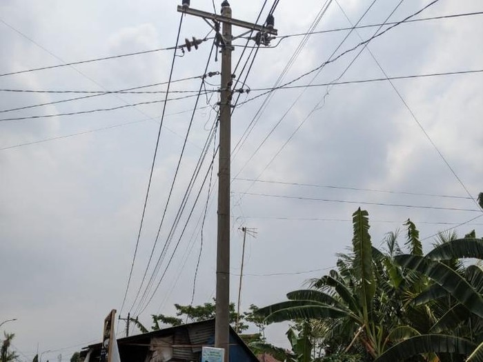 Lokasi seorang petugas PLN tersengat listrik hingga terpental di Kecamatan Kedungwuni, Kabupaten Pekalongan, Jumat (10/11/2023) pagi.