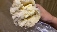 Roti cranberry ini juga ditawarkan per paket dengan isi 6 buah, harganya Rp 85.000. Roti sourdough yang teksturnya agak kenyal ini dipadukan dengan cranberry kering dan krim keju yang creamy. Ukuran rotinya sedang, jadi cocok untuk ngemil atau teman minum kopi. Foto: detikFood/Yenny Mustika Sari