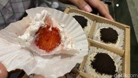 Jika kebanyakan mochi daifuku dipadukan dengan pasta kacang merah, tidak dengan yang ditawarkan oleh Lot Butter. Bukan menggunakan pasta kacang merah, melainkan berisikan krim dan buah stroberi utuh yang segar. Foto: detikFood/Yenny Mustika Sari