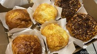 Selain roti cranberry, Lot Butter juga menawarkan bloeder (Rp 115.000). Per paket bloeder ini berisikan 6 buah roti dengan isian 3 varian rasa, yaitu cokelat, keju, dan nanas. Foto: detikFood/Yenny Mustika Sari