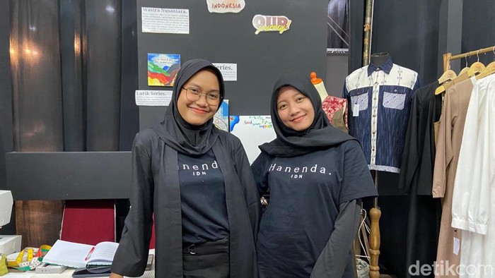 Mahasiswi UPN Jogja Meyna Cinta Ratulian di balik Hanenda.idn. Merek fesyen ini fokus menggunakan wastra sebagai inspirasi. 

Foto diambil Jumat (10/11/2023)