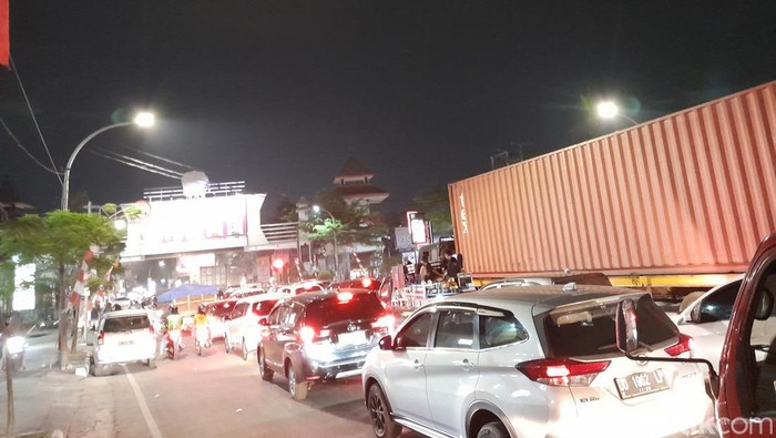 Kemacetan parah terjadi di Jalan Sultan Alauddin Makassar, Sulawesi Selatan (Sulsel). Kemacetan mengakibatkan antrean kendaraan hingga 2 kilometer.