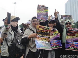 Massa Tolak Konser Coldplay Gelar Demo di Kawasan Patung Kuda