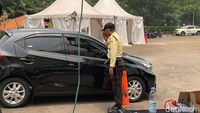 Proses pemeriksaan itu dilakukan di pintu 5 akses masuk keluar kendaraan Hotel Sultan yang terletak di Jalan Jenderal Sudirman, Jakarta.