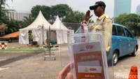 Terdapat tenda putih yang menjadi markas petugas PPKGBK menjaga pintu Hotel Sultan. Dari identitas yang diberikan pengunjung, petugas kemudian akan mendata nama dan tanggal kedatangan pengunjung ke Hotel Sultan.