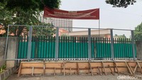 Pintu 5 merupakan satu-satunya akses masuk kendaraan menuju ke Hotel Sultan setelah 4 pintu lainnya ditutup bahkan dibeton. Sebelumnya PPKGBK telah membuat portal, namun dibongkar oleh pihak PT Indobuildco milik Pontjo Sutowo selaku pengelola.
