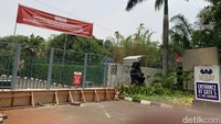 Ribut-ribut ini terkait sengketa Hak Guna Bangunan (HGB) milik PT Indobuildco dengan Hak Pengelolaan (HPL) milik Kementerian Sekretariat Negara (Kemensetneg) c.q PPKGBK di atas lahan yang sama, yang saat ini menjadi Hotel Sultan.