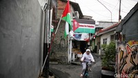 Sebagai bentuk dukungan terhdap Palestina yang kini sedang diserang Israel, warga Palmerah menghias kamoung mereka dengan bendera dan spanduk Palestina.  
