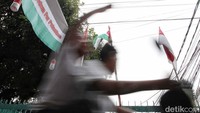 Di Jalan Palmerah 2E, RT 10 RW 9, Jakarta Barat, warga ramai-ramai memasang puluhan spanduk untuk menunjukkan solidaritas bela Palestina yang saat ini sedang perang melawan Israel.  
