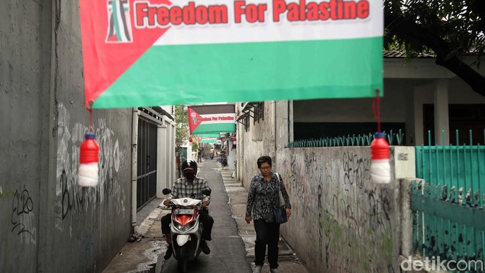 Sebagai bentuk dukungan terhadap Palestina, warga Palmerah, Jakarta Barat, menghias kampung mereka dengan bendera Palestina. Begini potretnya.