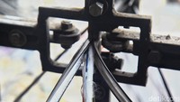 Pekerjaan dilakukan menggunakan alat khusus untuk memisahkan lapisan kabel.