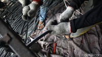 Sayangnya, harga jual hasil daur ulang ini sedang anjlok dari biasanya Rp 4.000/kg menjadi Rp 2.000/kg.