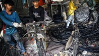 Perajin berharap harga dapat kembali stabil dan mendorong aktivitas ramah lingkungan ini. 