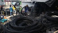Para pekerja melakukan aktivitas pengelupasan limbah kabel serat optik di Pondok Bahar, Kota Tangerang, Banten, Jumat (10/11/2023).